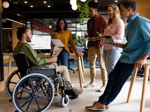 Das Team der PAT gGmbH: Assistenz mit Herz in Düsseldorf. Das Team in einer Besprechung.