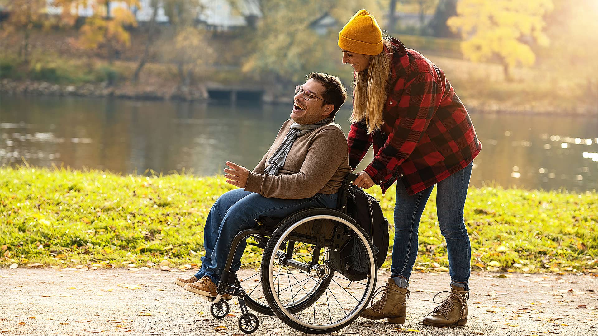 PAT gGmbH Düsseldorf – Assistenz & Teilhabe leicht gemacht. Assistentin hilft Klienten im Alltag.